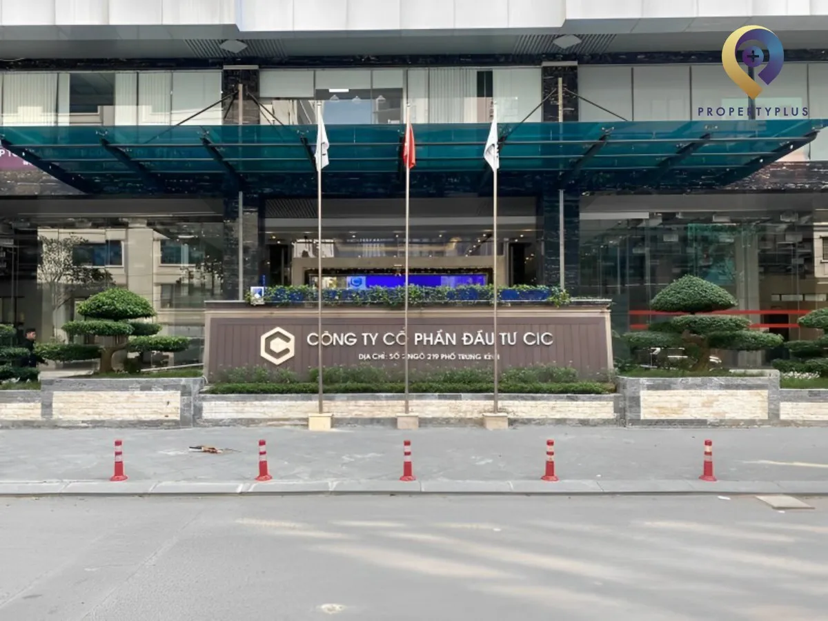 Mặt tiền khu vực sảnh ngoài tòa nhà CIC Tower với biển tên công ty.